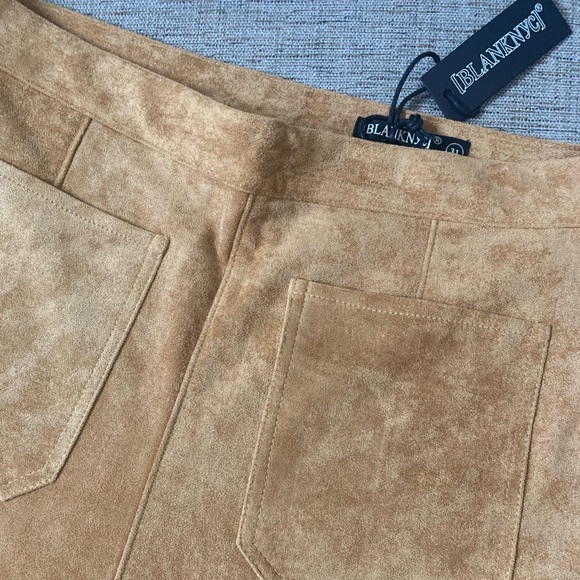 💫HP‼️💫 NWT BLANKNYC Faux Suede Patch Pocket Pant in Toasted Caramel, Size 31 - Picture 5 of 11